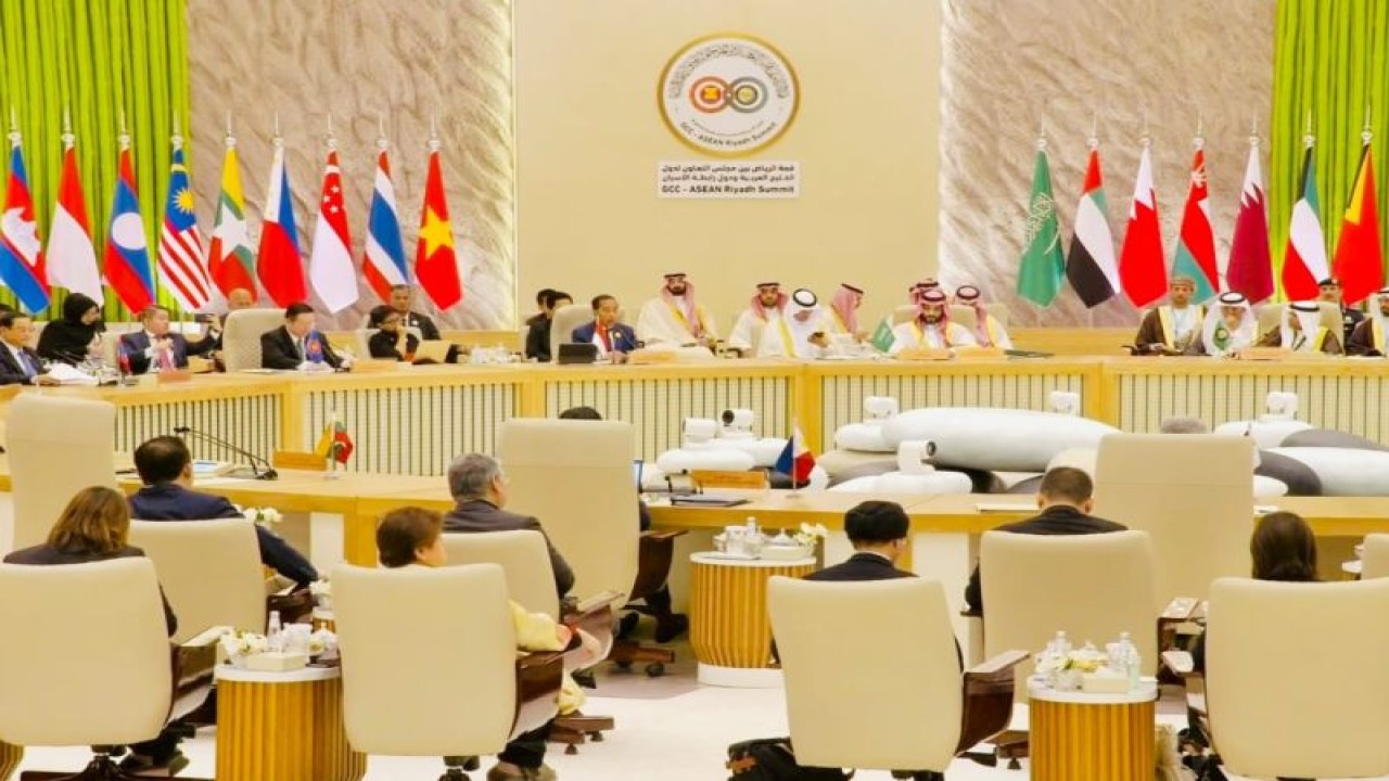Presiden Joko Widodo berbicara dalam KTT ASEAN-GCC di Riyadh, Arab Saudi, pada Jumat (20/10/2023). (ANTARA/HO-Host Foto KTT ASEAN-GCC)