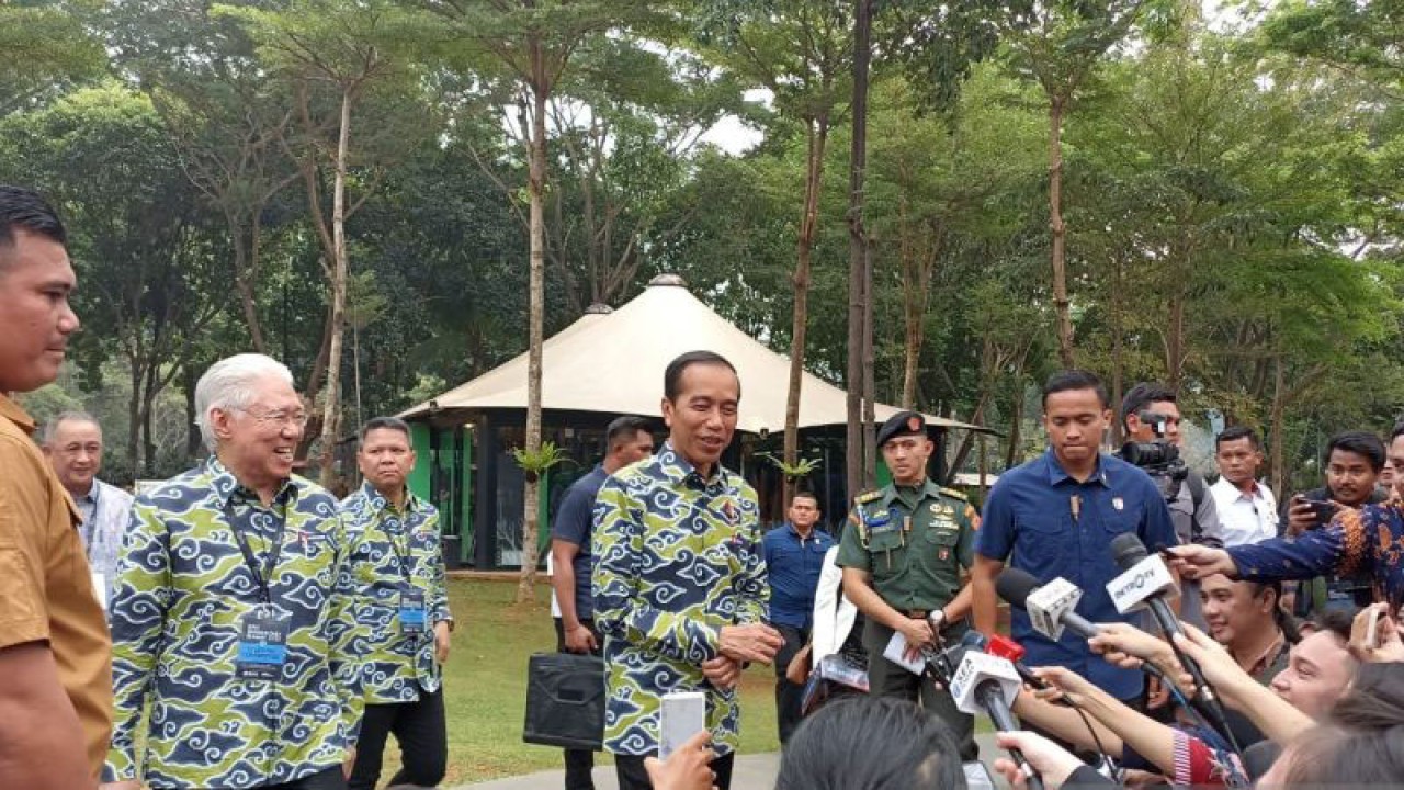 Presiden Joko Widodo (Jokowi) memberikan keterangan pers usai menghadiri pembukaan Investor’s Daily Summit 2023 di Jakarta, Selasa (24/10/2023). ANTARA/Indra Arief Pribadi