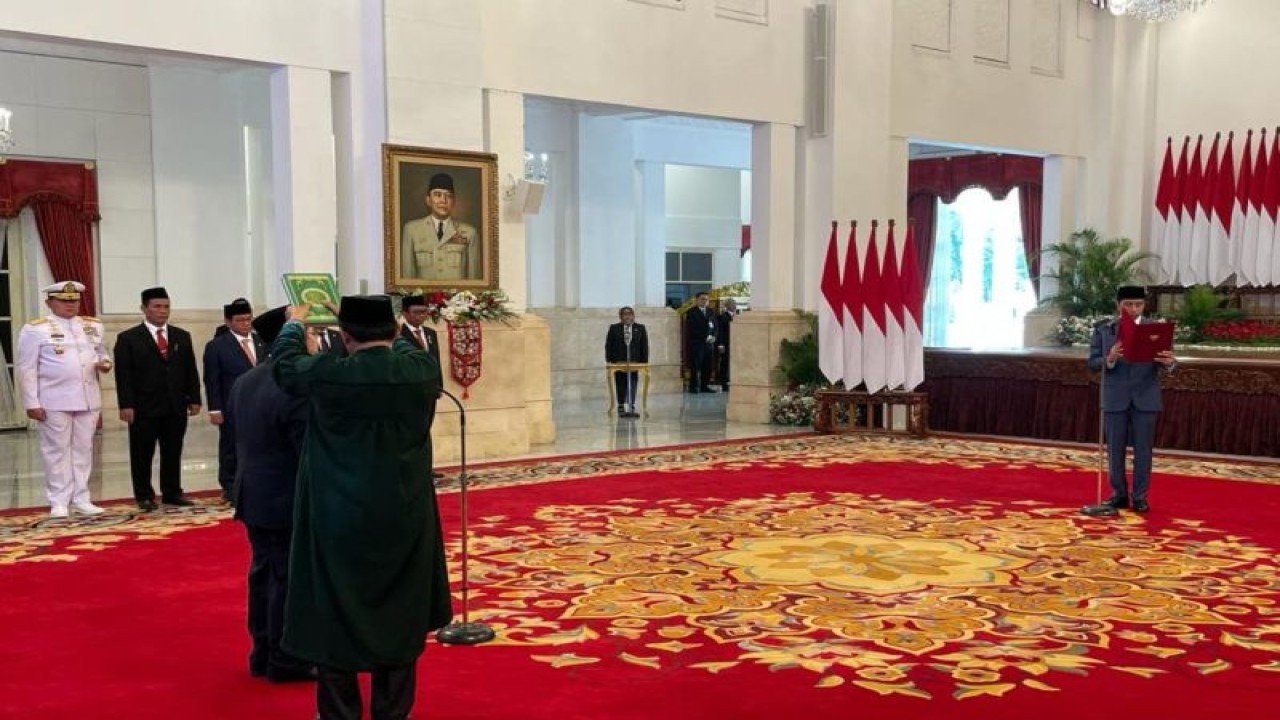 Presiden Joko Widodo mengangkat Sulaiman Syarif sebagai Duta Besar LBPP Republik Indonesia untuk Republik Argentina merangkap Republik Paraguay dan Republik Oriental Uruguay di Istana Negara, Jakarta, Rabu (25/10/2023). (ANTARA/Yashinta Difa)