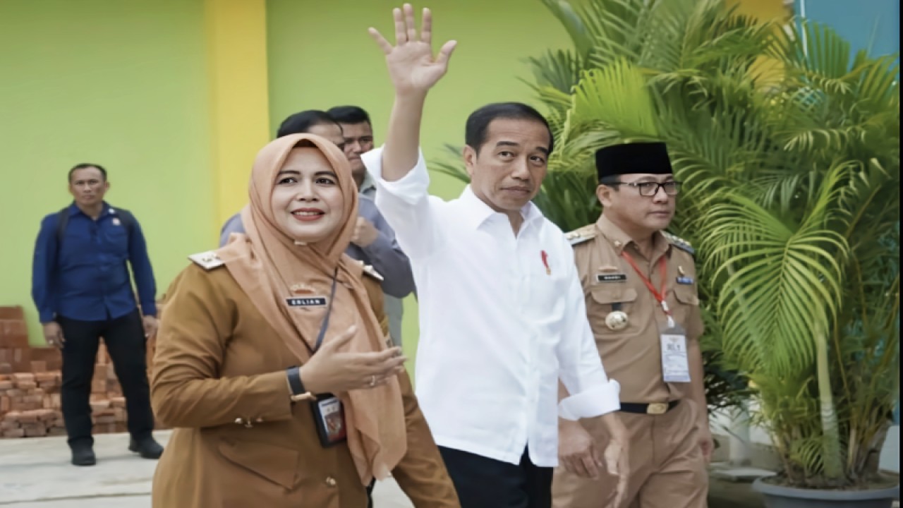 Presiden Jokowi didampingi Wali Kota Metro Wahdi Siradjuddin dan Kepala SMKN 3 saat meninjau fasilitas di SMKN 3 Metro, Lampung, Jumat (27/10/2023). ANTARA/HO-Pemkot Metro
