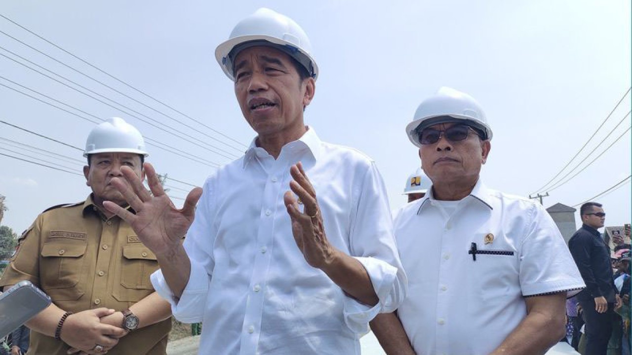Presiden Republik Indonesia Joko Widodo (Jokowi) saat memberi keterangan terkait progres perbaikan jalan dan Bendungan Margatiga, Lampung Tengah, Provinsi Lampung, Jumat (27/10/2023). ANTARA/Ruth Intan Sozometa Kanafi/aa.