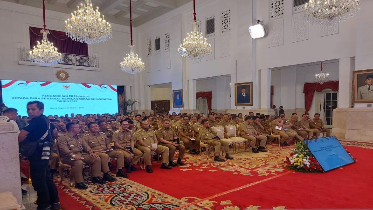 Kepala daerah mendapat pengarahan dari Presiden Joko Widodo di Istana Negara, Jakarta, Senin (30/10/2023). (ANTARA/Andi Firdaus)