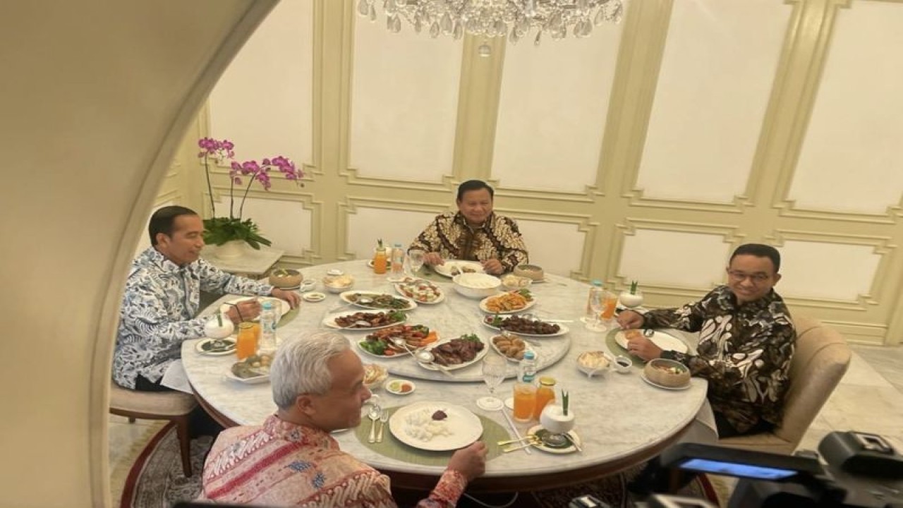 Presiden Joko Widodo santap siang bersama tiga bakal capres, yakni Anies Baswedan, Ganjar Pranowo dan Prabowo Subianto di ruang makan Istana Kepresidenan, Jakarta, Senin (30/10/2023). (ANTARA/HO-Setpres)