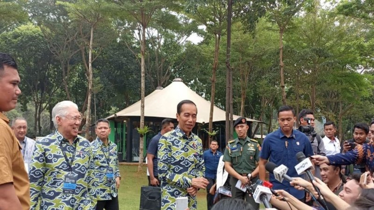 Presiden RI Joko Widodo memberikan keterangan pers usai menghadiri pembukaan Investor’s Daily Summit 2023 di Jakarta, Selasa (24/10/2023). (ANTARA/Indra Arief Pribadi)