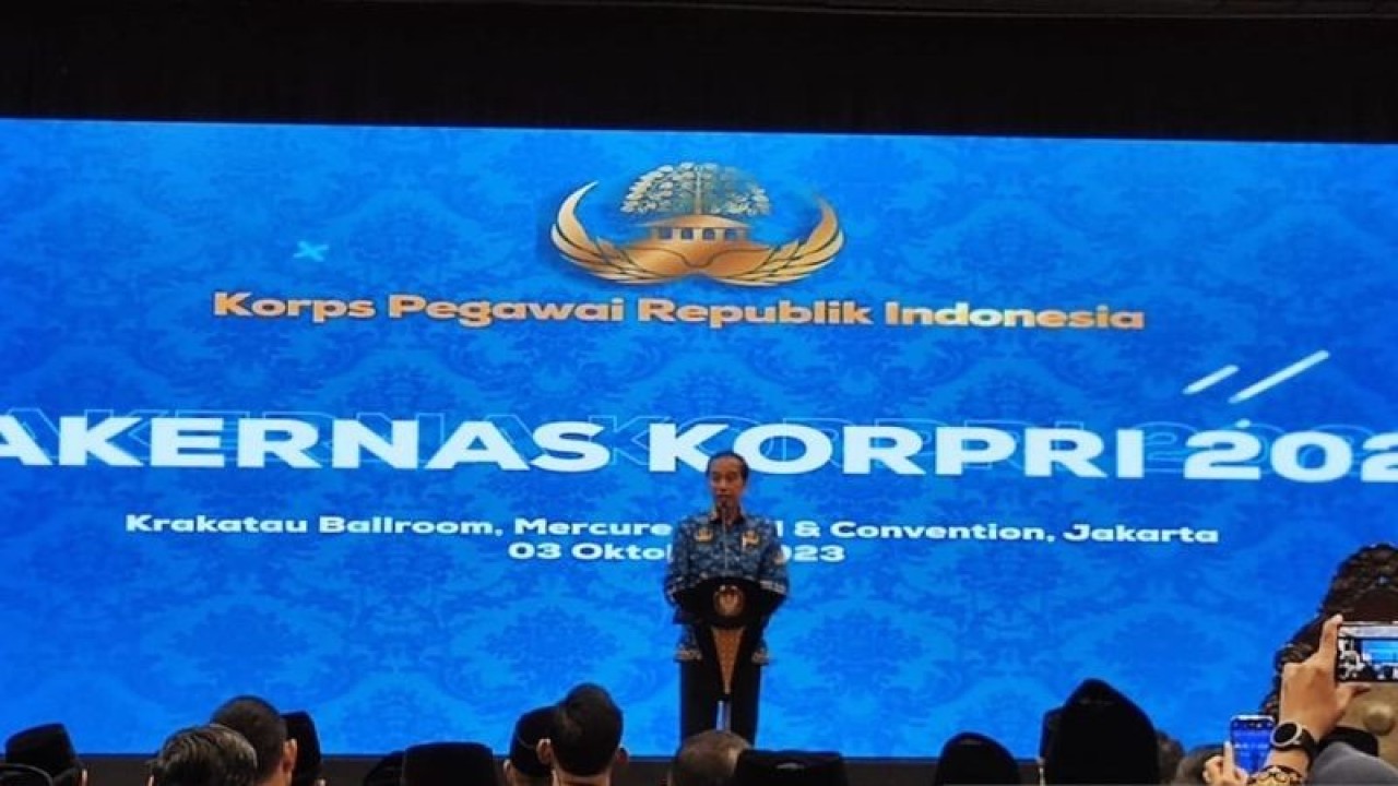 Presiden Joko Widodo (Jokowi) menyampaikan pidato dalam Pembukaan Rapat Kerja Nasional (Rakernas) Korps Pegawai Republik Indonesia (Korpri), Jakarta, Selasa (3/10/2023). (ANTARA/Mentari Dwi Gayati)