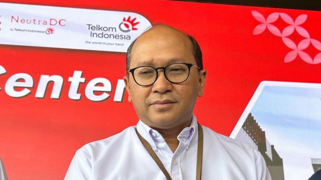 Wakil Menteri (Wamen) Badan Usaha Milik Negara (BUMN) Rosan Perkasa Roeslani saat melakukan kunjungan ke Hyperscale Data Center milik Telkom Data Ekosistem (NeutraDC) di Cikarang, Bekasi, Senin (16/10/2023). (ANTARA/Maria Cicilia Galuh)