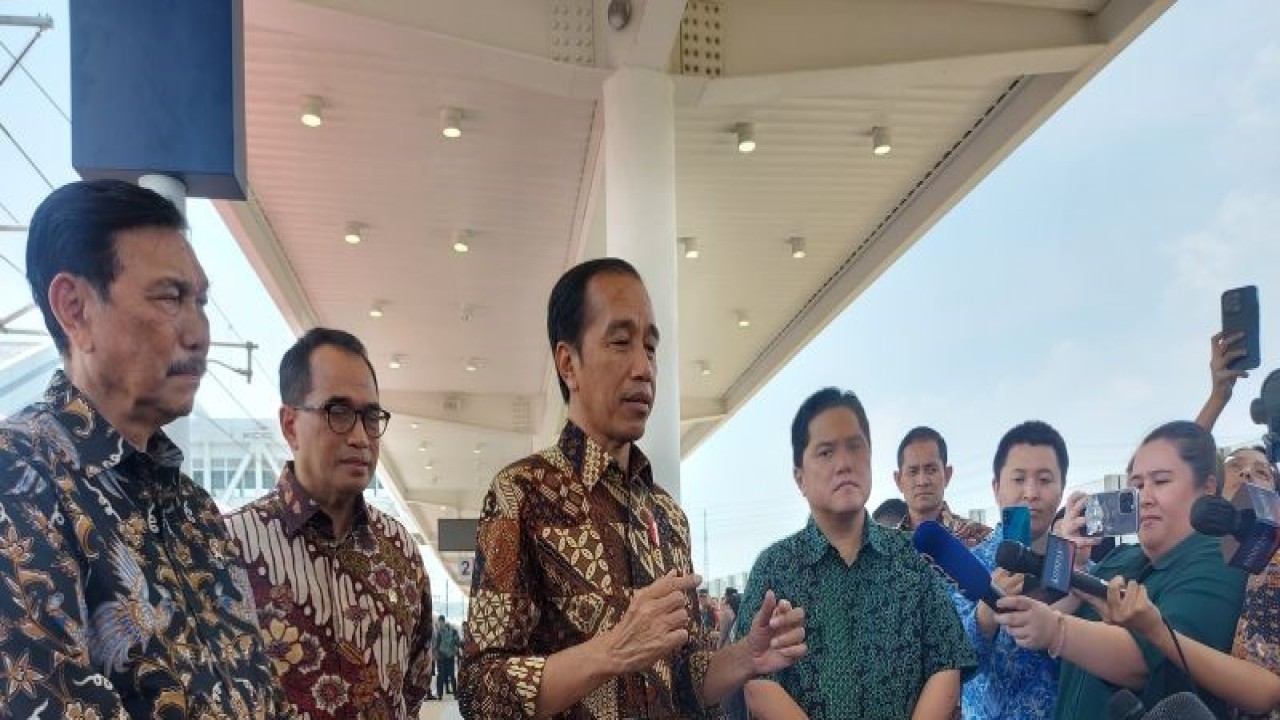 Presiden Joko Widodo (Jokowi) saat menyampaikan keterangan kepada wartawan di Stasiun Kereta cepat Jakarta-Bandung (KCJB) Padalarang, Kabupaten Bandung, Jawa Barat, Senin (2/10/2023). (ANTARA/Andi Firdaus)