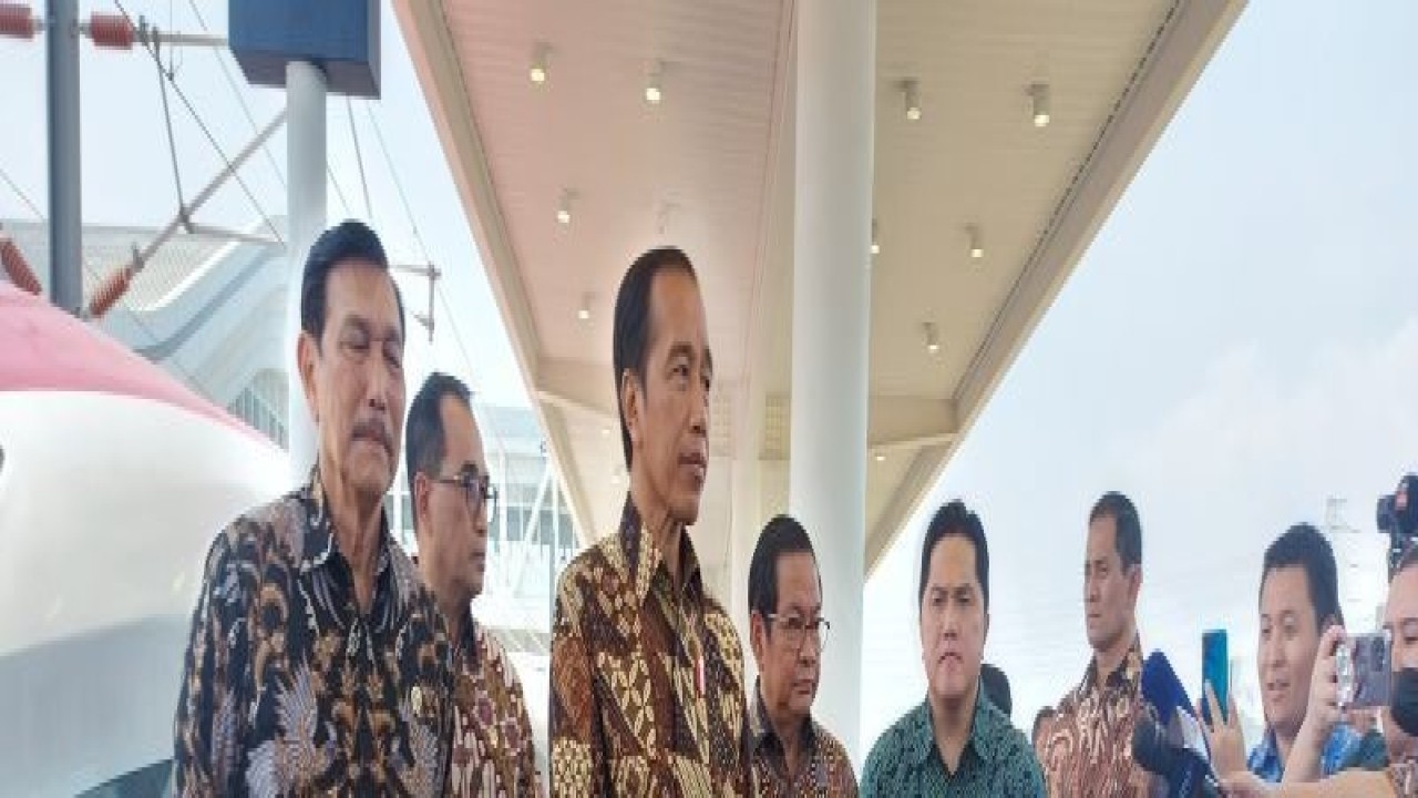 Presiden RI Joko Widodo saat menyampaikan pernyataan kepada wartawan terkait Kereta Cepat Jakarta-Surabaya di sela transit Kereta Cepat Jakarta-Bandung di Stasiun Padalarang, Kabupaten Bandung, Jawa Barat, Senin (2/10/2023). (ANTARA/Andi Firdaus).
