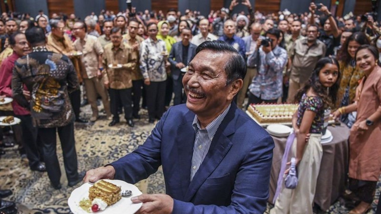 Arsip foto - Menko Kemaritiman dan Investasi Luhut Binsar Pandjaitan memberikan kue ulang tahun kepada tamu yang hadir dalam acara peringatan hari ulang tahunnya di Jakarta, Kamis (28/9/2023). Perayaan ulang tahun ke-76 Luhut Binsar Pandjaitan tersebut dirayakan dengan peluncuran buku berjudul Luhut Binsar Pandjaitan di Mata Kita-kita. ANTARA FOTO/Galih Pradipta/Spt.