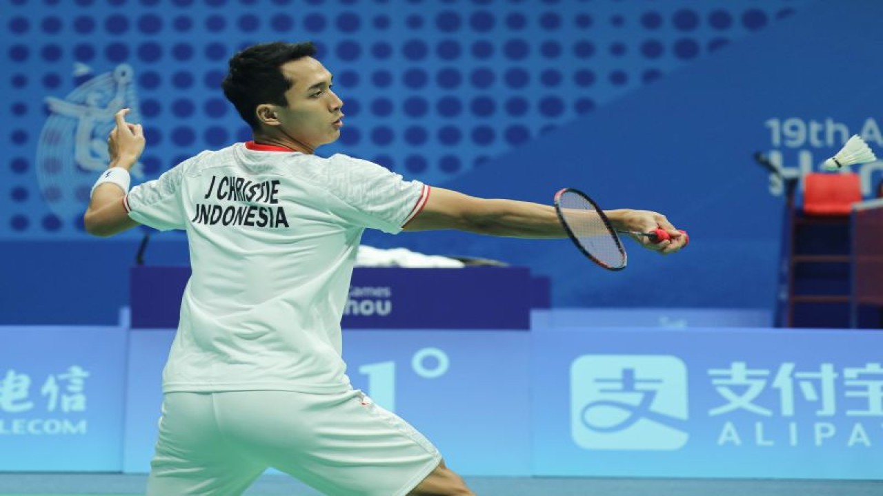 Tunggal putra Indonesia Jonatan Christie saat berlaga di babak pertama cabang bulu tangkis nomor perorangan Asian Games 2022 Hangzhou, Selasa (3/10/2023). (ANTARA/HO/PBSI)