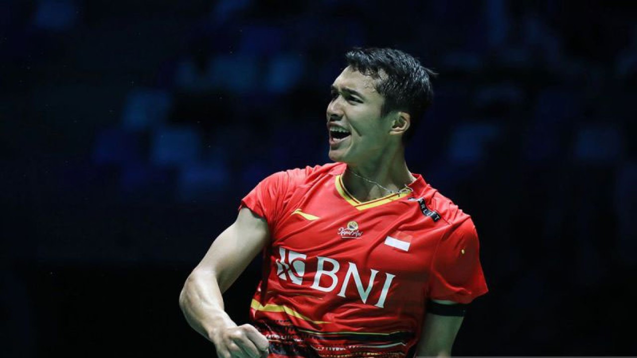 Tunggal putra Indonesia Jonatan Christie saat melawan pebulutangkis Jepang Kodai Naraoka pada pertandingan babak perempat final French Open 2023 (27/10/2023). ANTARA/HO-PBSI/pri. (ANTARA/HO-PBSI)