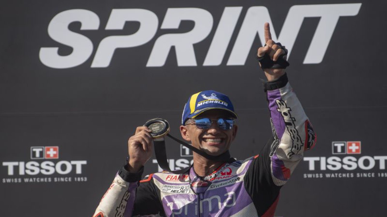 Foto arsip - Pembalap Prima Pramac Racing Jorge Martin memegang piala medali usai memenangi Sprint Race MotoGP seri ke-15 di Pertamina Mandalika International Street Circuit, Lombok Tengah, NTB, Sabtu (14/10/2023). ANTARA FOTO/Wahyu Putro A/hp.