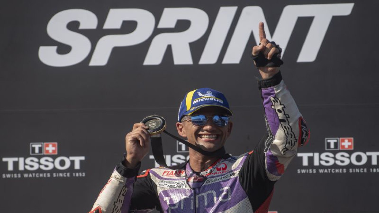 Pembalap Prima Pramac Racing Jorge Martin memegang piala medali usai memenangi Sprint Race MotoGP seri ke-15 di Pertamina Mandalika International Street Circuit, Lombok Tengah, NTB, Sabtu (14/10/2023). ANTARA FOTO/Wahyu Putro A/hp.