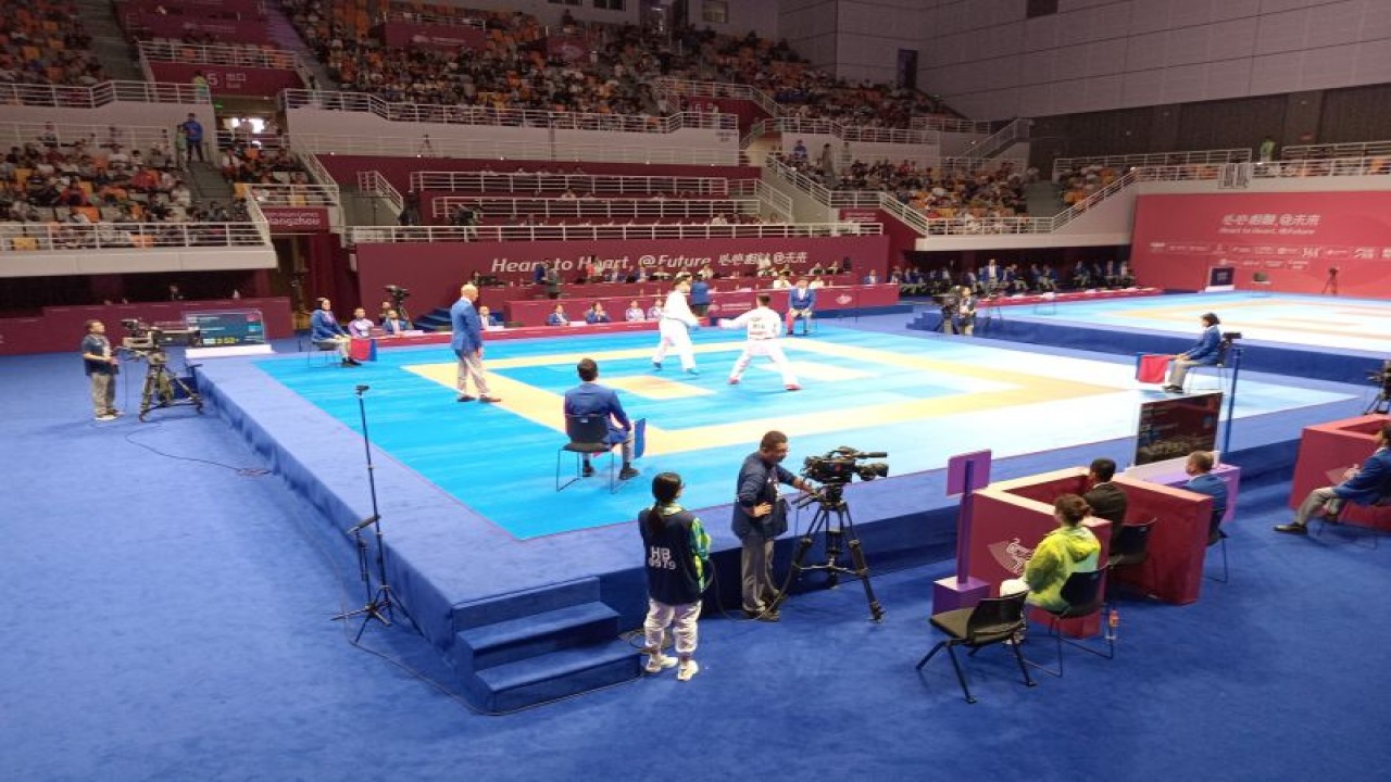 Karateka Indonesia Ignatius Joshua Kandou (sabuk merah) memainkan pertandingan perebutan medali perunggu Asian Games 2022 melawan Yusai Sakayama di Linping Sports Centre Gymnasium, Hangzhou, Kamis (5/10/2023). (ANTARA/RAUF ADIPATI)