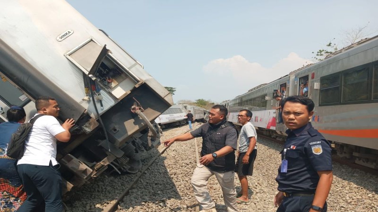 KA Argo Semeru anjlok dan pemberlakukan BLB untuk KA Argo Wilis di perlintasan Wates, Jawa Tengah, Selasa (17/10/2023). (ANTARA/HO-BNPB)