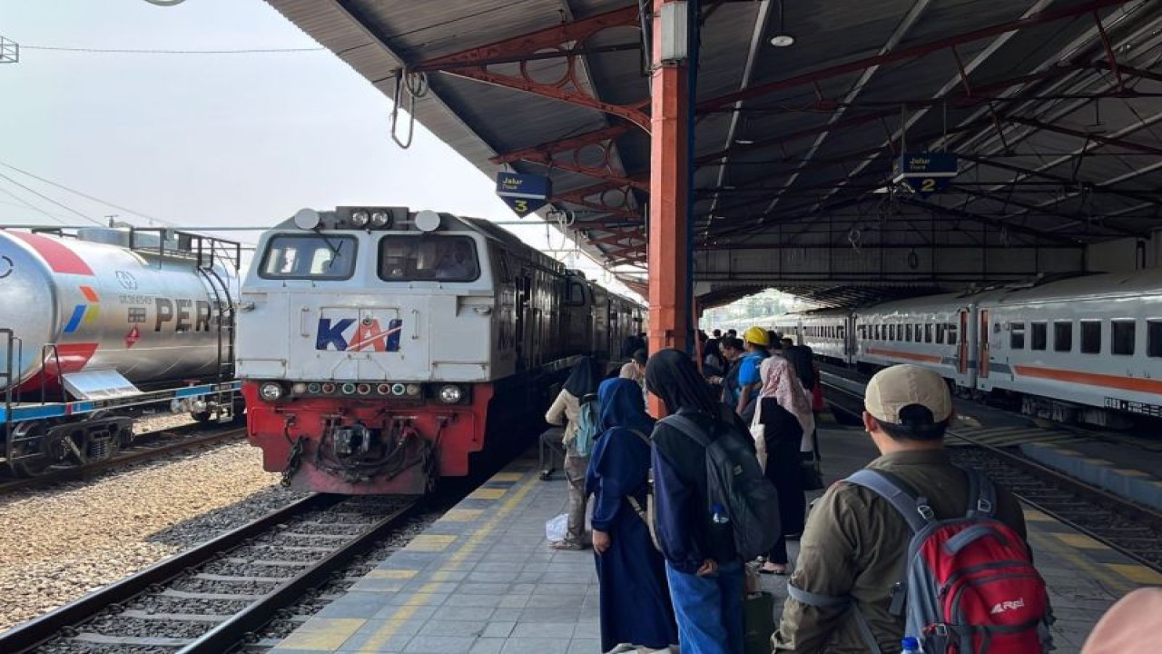 Sejumlah penumpang hendak naik KA di Stasiun Madiun, Kamis (19/10/2023). Perjalanan kereta api jarak jauh tujuan Jakarta maupun Bandung yang berangkat dari maupun melintas di stasiun wilayah Daop 7 Madiun kembali normal, menyusul proses evakuasi dan perbaikan di kedua jalur antara Stasiun Sentolo-Stasiun Wates wilayah Daop 6 Yogyakarta akibat anjloknya KA Argo Semeru, telah selesai. ANTARA/HO-Humas Daop 7 Madiun
