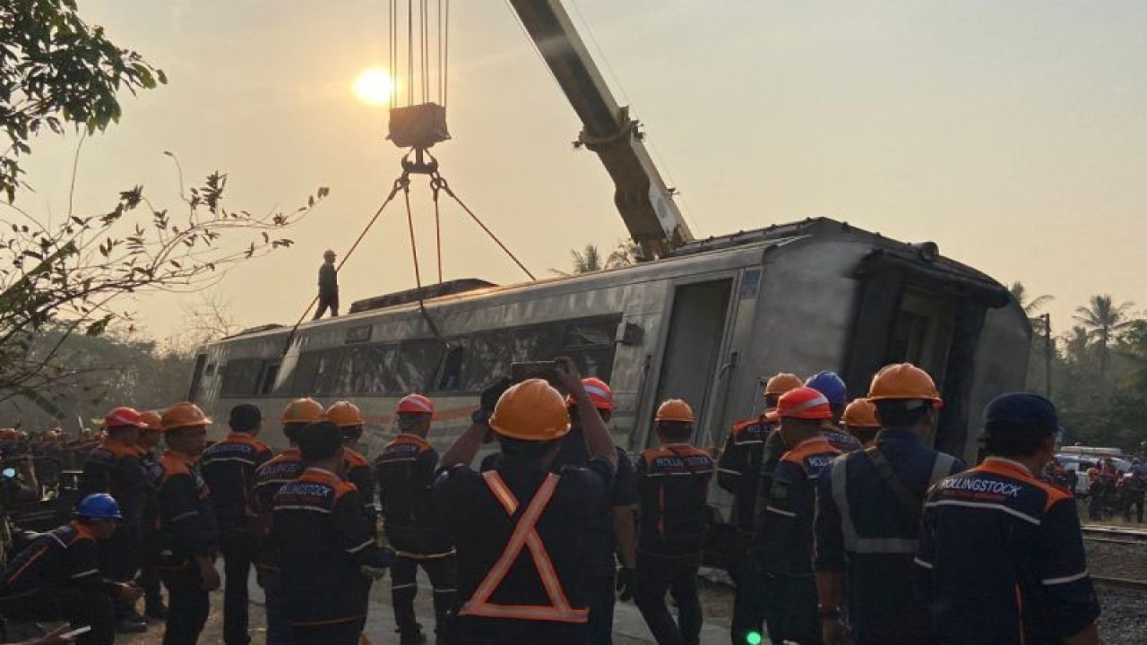 Petugas saat mengevakuasi kereta yang anjlok di Kulon Progo. (ANTARA/Sutarmi).