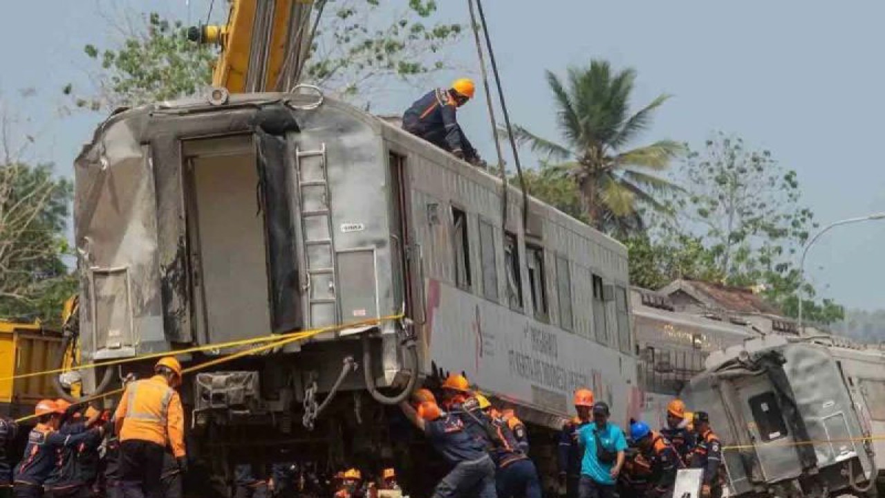 Ilustrasi: Petugas mengevakuasi KA Argo Semeru yang mengalami kecelakaan di kawasan Kalimenur, Sukoreno, Sentolo, Kulonprogo, D.I Yogyakarta, Rabu (18/10/2023). Seluruh rangkaian KA yaitu KA Argo Wilis relasi Bandung-Surabaya dengan KA Argo Semeru relasi Surabaya Gubeng-Gambir yang mengalami kecelakaan pada Selasa (17/10) berhasil dievakuasi. ANTARA FOTO/Andreas Fitri Atmoko/rwa.