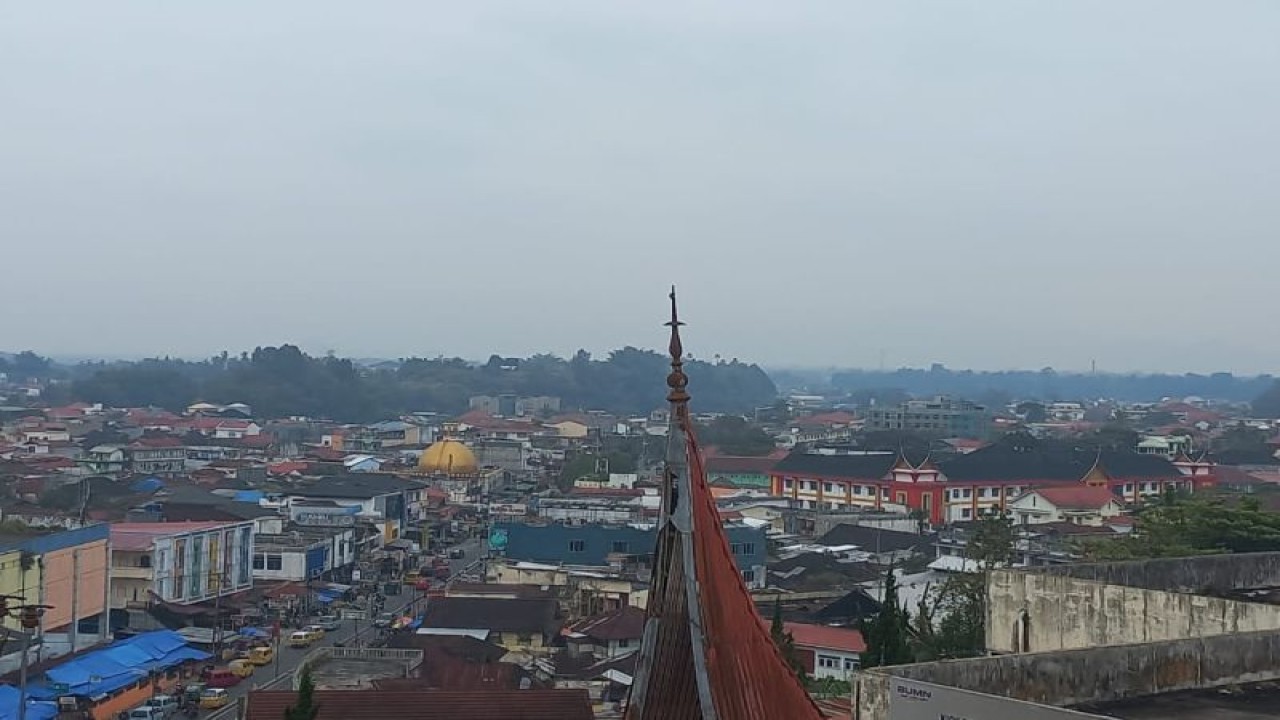 Penampakan Kota Bukittinggi yang sebagian terdampak kabut asap. Wali Kota daerah setempat meminta warga untuk mewaspadai dampak buruk bagi kesehatan. Antara/Altas Maulana.
