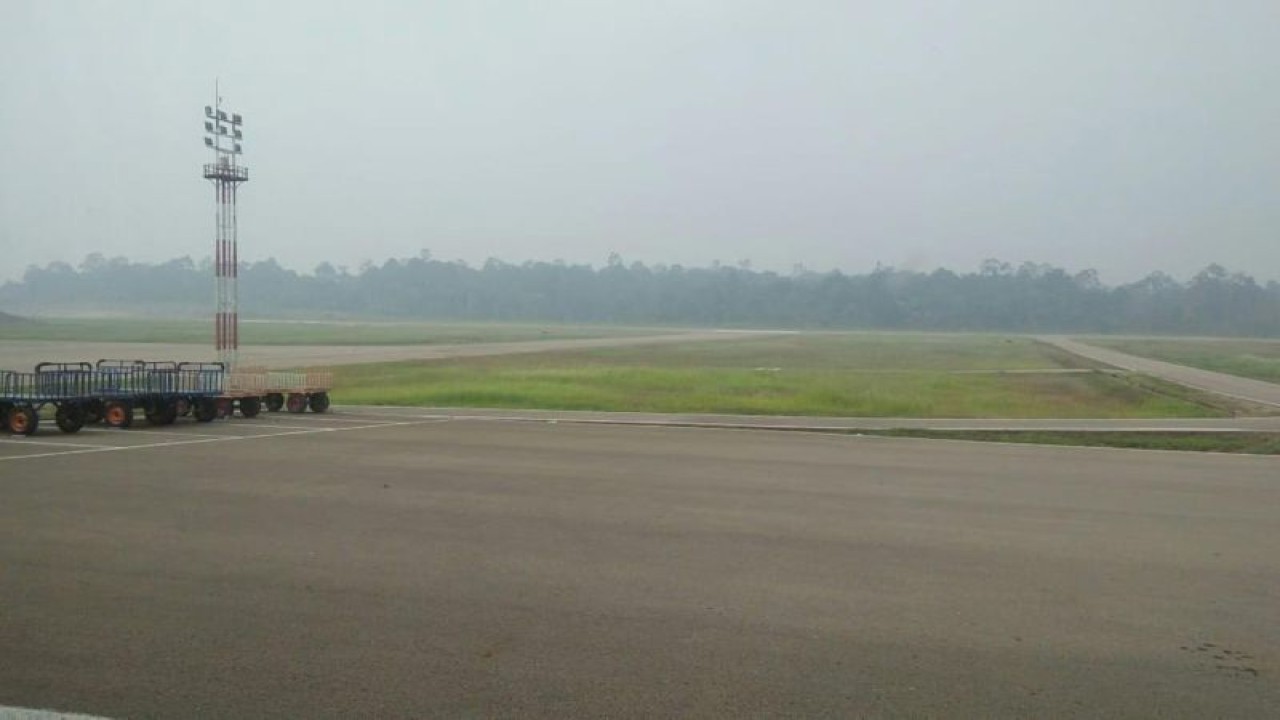 Kabut asap dengan jarak pandang sekitar 700 meter menutup kawasan Bandara Haji Muhammad Sidik Muara Teweh, Kabupaten Barito Utara, Kalteng, Jumat (13/10/2023). ANTARA/Dokumen Pribadi