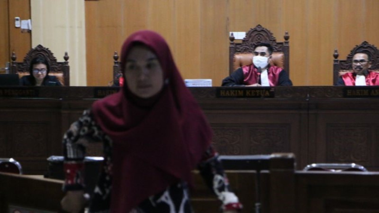 Majelis hakim usai memeriksa Sekretaris Kadis ESDM NTB Nurmi Asriati dalam sidang lanjutan perkara korupsi tambang pasir besi PT AMG untuk terdakwa Zainal Abidin dan Syamsul Makrif di hadapan Majelis Hakim Pengadilan Tipikor pada Pengadilan Negeri Mataram, Selasa (24/10/2023). (ANTARA/Dhimas B.P.)