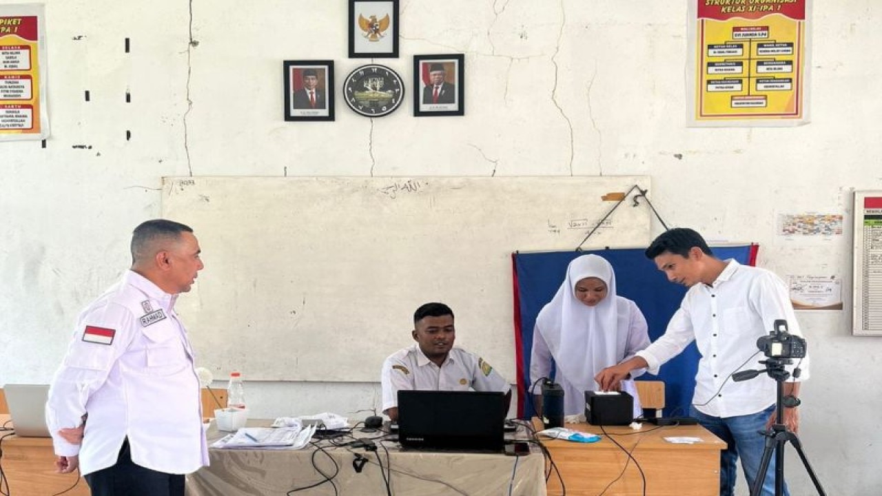 Kadisdukcapil melihat langsung proses perekaman KIA di salah satu sekolah di Aceh Besar (ANTARA/HO-Disdukcapil Aceh Besar)