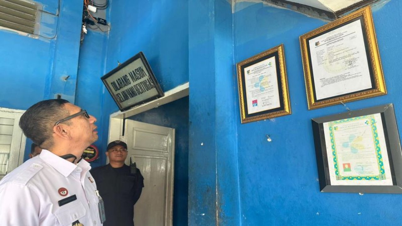 Kakanwil Kementerian Hukum dan Hak Asasi Manusia (Kemenkumham) Sulawesi Tengah Hermansyah Siregar meninjau Lapas Kelas II A Palu di Kota Palu, Sulteng (19/10/2023). (ANTARA/HO-Humas Kemenkumham Sulteng)