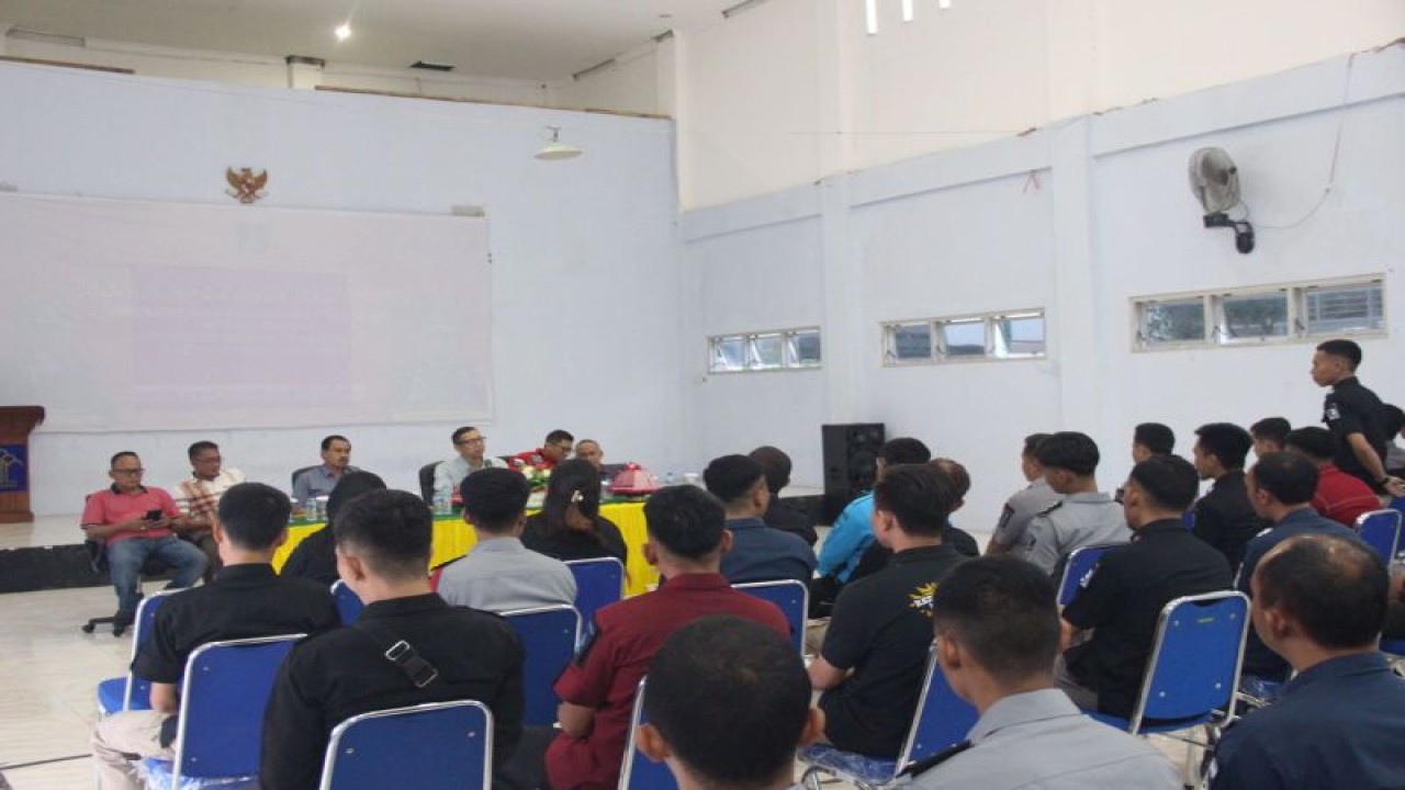 Kakanwil Kemenkumham Sulteng berikan motivasi kepada warga binaan pemasyarakatan di Lapas Luwuk, Kabupaten Banggai, Senin (23/10/2023). (ANTARA/HO-Humas Kemenkumham Sulteng)