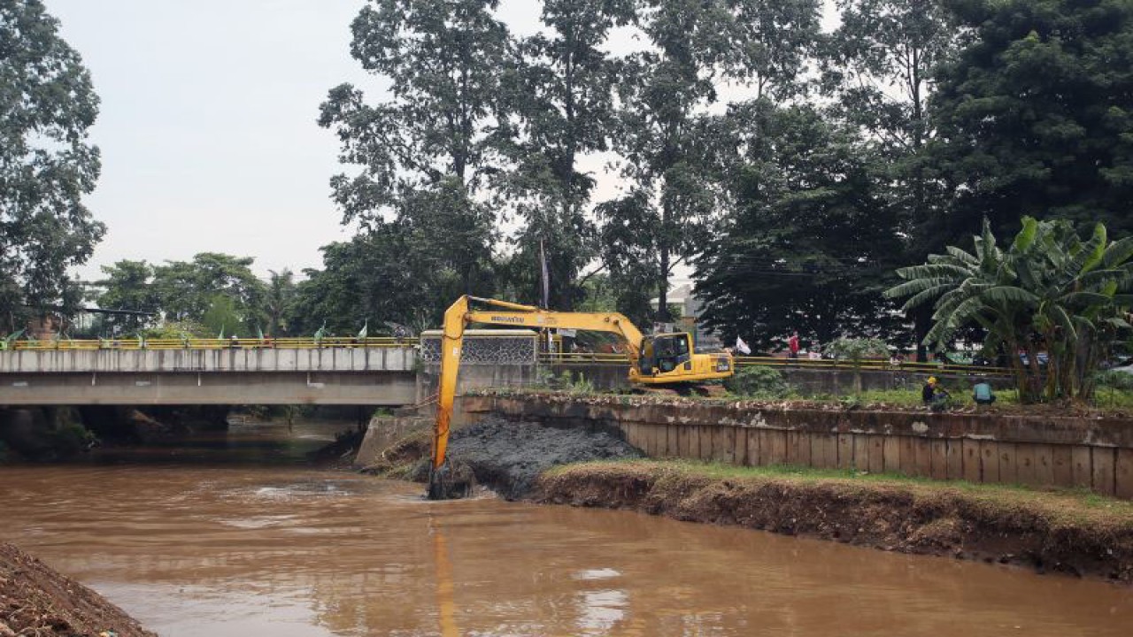 Pekerja menggunakan alat berat melakukan pengerukan lumpur di Kali Angke, Ciledug, Tangerang, Banten, Senin (21/2/2022). Pemerintah Kota Tangerang melakukan normalisasi Kali Angke untuk mengantisipasi banjir yang kerap merendam Perumahan Ciledug Indah dan Jalan Raya KH Hasyim Ashari pada musim hujan. ANTARA FOTO/Muhammad Iqbal/wsj.