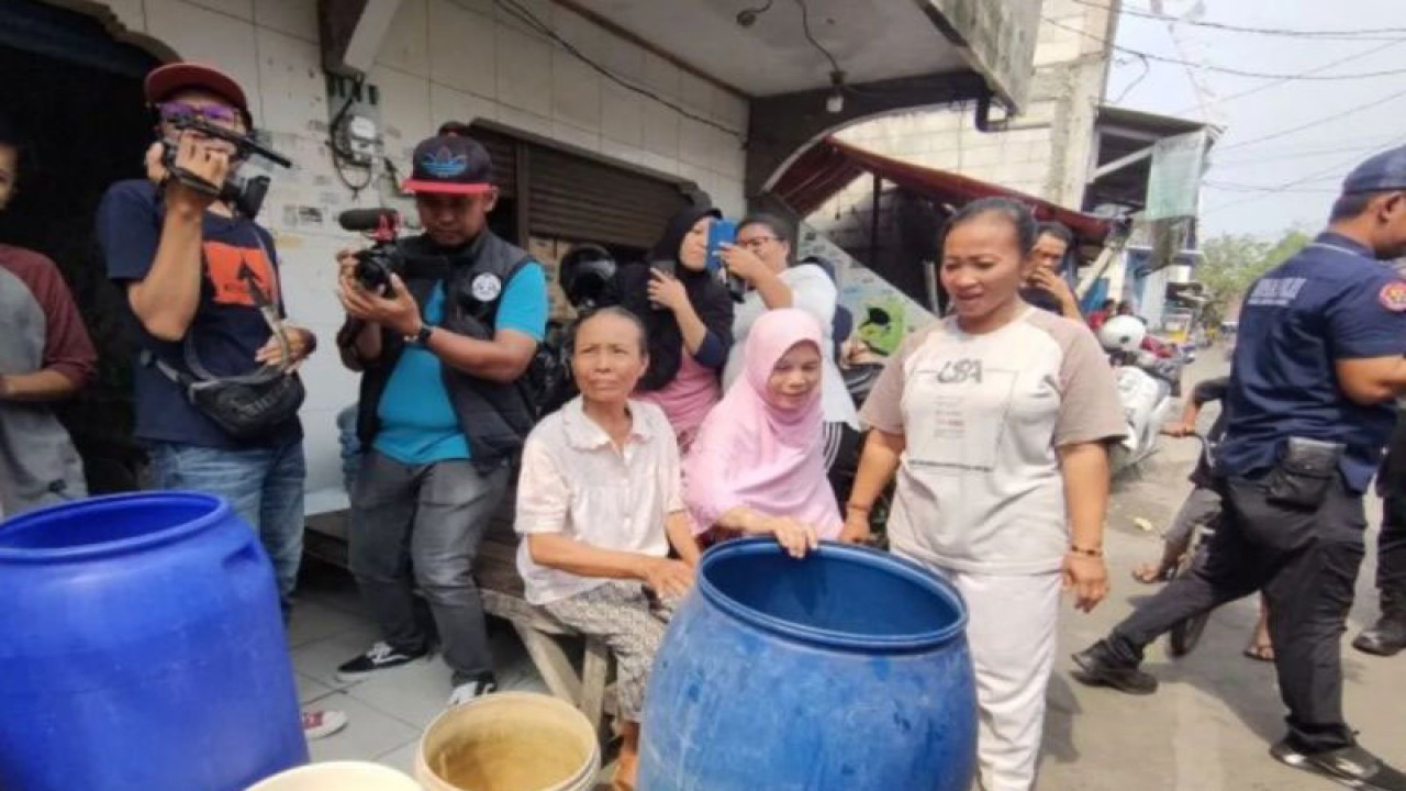 Warga RW 11, Pegadungan, Kalideres, Jakarta Barat, mengantre untuk mendapatkan air bersih, Kamis (14/9/2023). (ANTARA/Risky Syukur)