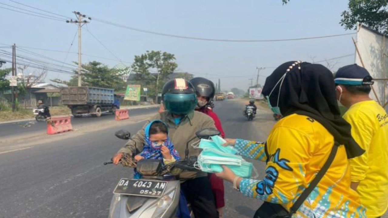 Pemprov Kalsel saat bagi-bagi masker ke pengendara di Jalan A Yani Banjarmasin, Senin. (ANTARA/HO-MC Kalsel)