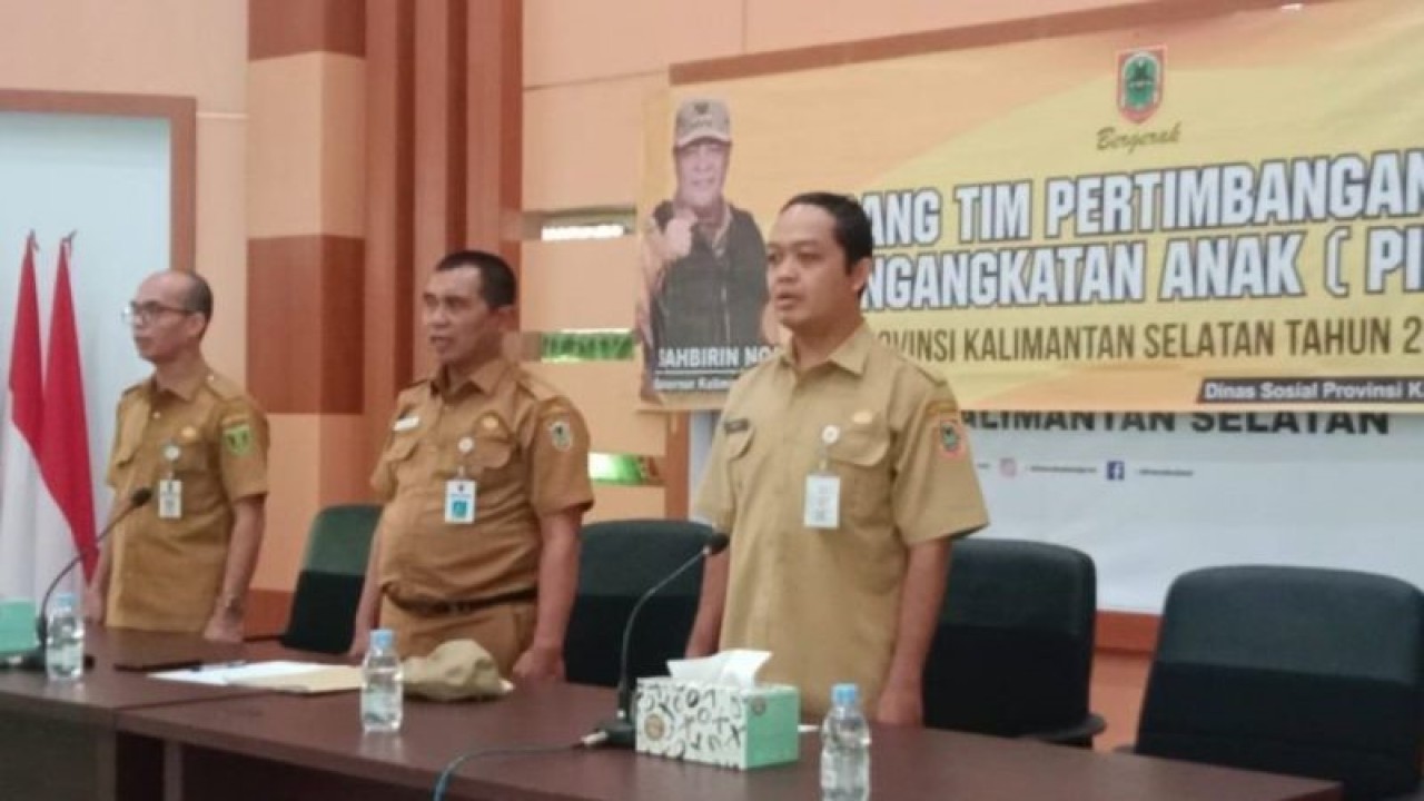 Tim pertimbangan izin pengangkatan anak (PIPA) bagi sepuluh calon orang tua asuh (COTA) saat gelar sidang di aula Dinsos Kalsel  di Banjarmasin, Rabu (26/10/2023). (ANTARA/HO-Adpim Pemprov Kalsel)