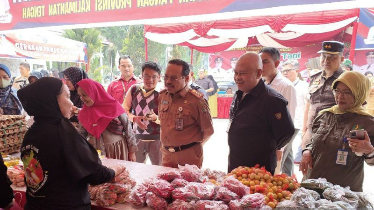 Sekda Kalteng Nuryakin didampingi Kepala Dishanpang Riza Rahmadi meninjau kegiatan Gerakan Pangan Murah di Palangka Raya, Senin (16/10/2023). ANTARA/Muhammad Arif Hidayat