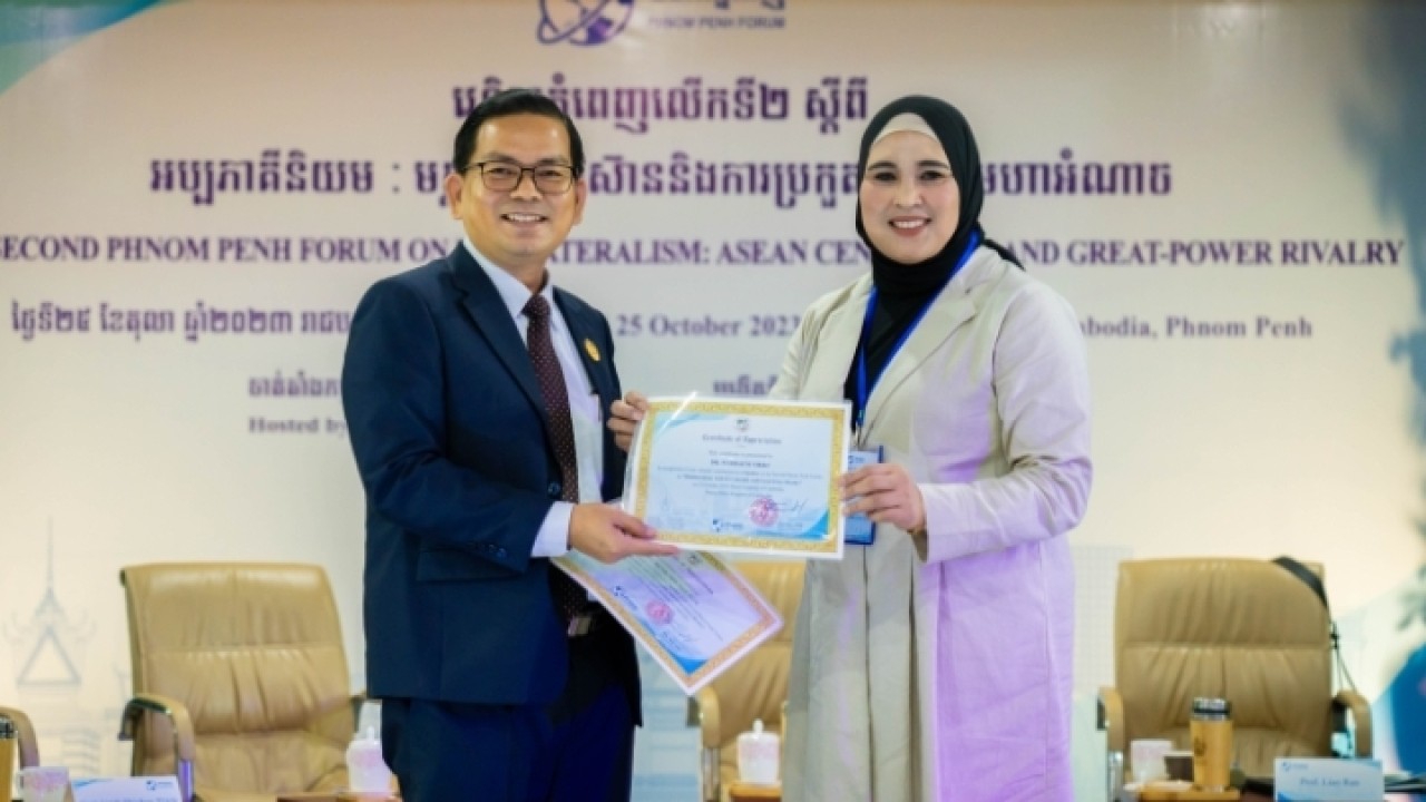 Wakil Rekor III Universitas Sanggabuana (USB) Dr. Nurhaeni Sikki saat menerima penghargaan usai jadi pemateri forum internasional.