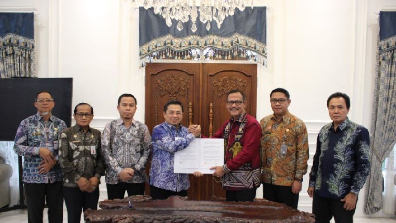 Kepala Kanwil Kemenkumham Kalsel Faisol Ali dan Wali Kota Banjarmasin Ibnu Sina melakukan penandatanganan kerja sama di Banjarmasin, Jumat (20/10/2023). (ANTARA/Firman)