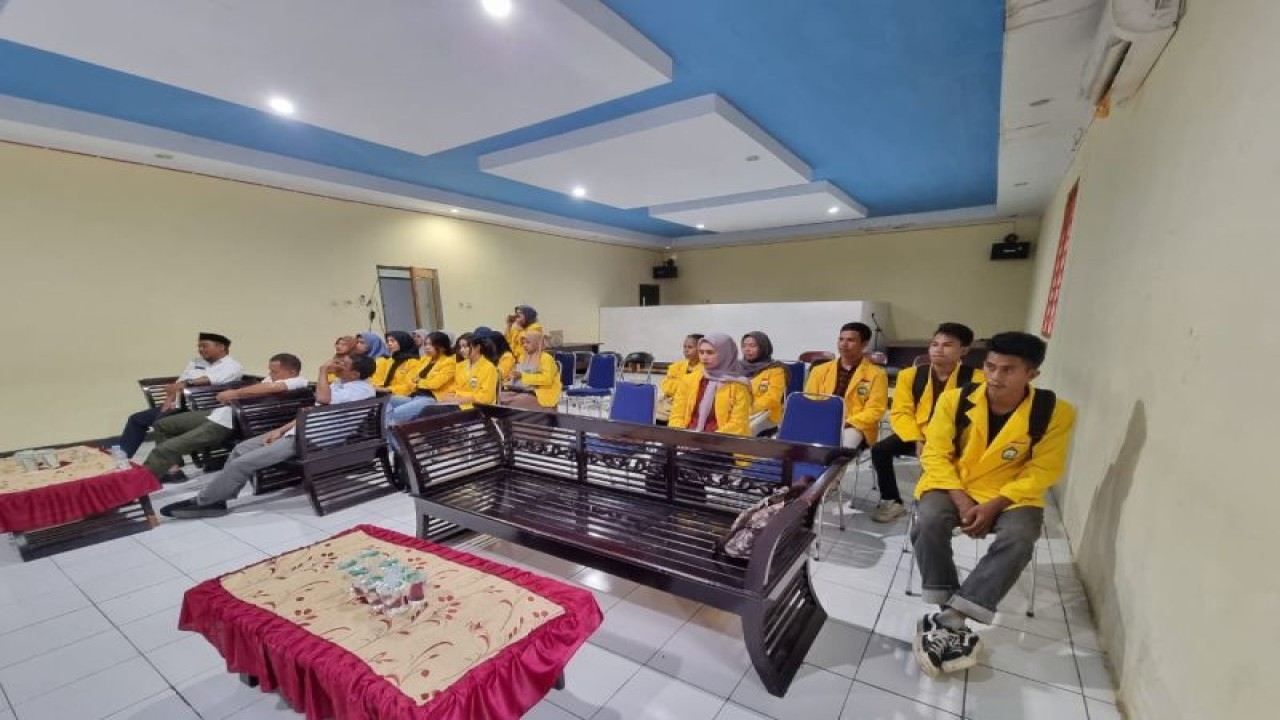 Mahasiswa di Ternate saat diberi penguatan wawasan para mahasiswa FEBI, khususnya dalam hal pengelolaan keuangan yang bersumber dari APBN, Senin (30/10/2023). ANTARA/Abdul Fatah