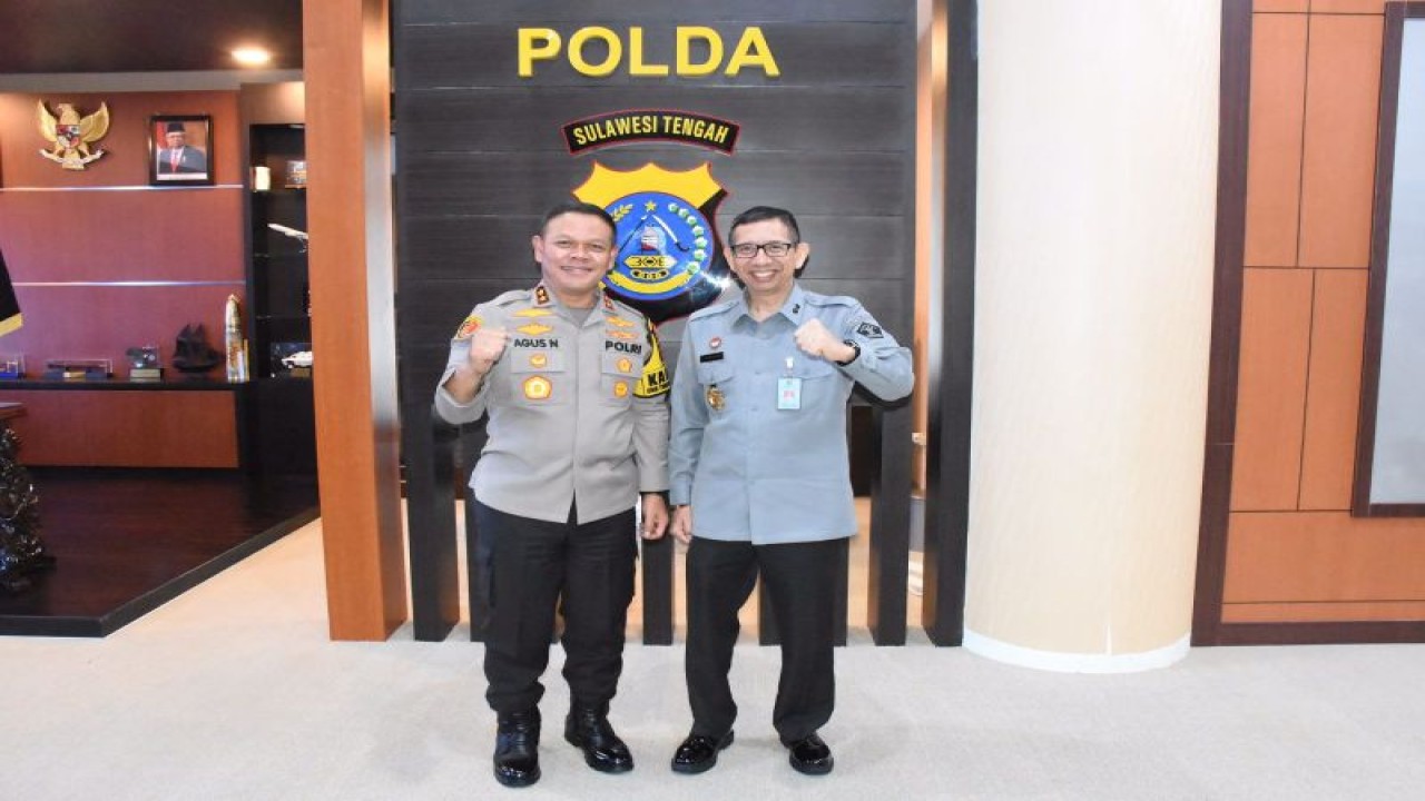 Kakanwil Kemenkumham Sulteng Hermansyah Siregar berfoto bersama dengan Kapolda Sulteng Irjen Pol. Agus Nugroho di Mapolda Sulteng, Kota Palu, Selasa (17/10/2023). (ANTARA/HO-Humas Kemenkumham Sulteng)