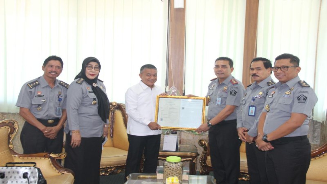 Kepala Kantor Wilayah Kemkumham Sulteng Budi Argap Situngkir (ketiga kanan) menyerahkan sertifikat hak cipta Sangupalu kepada Wali Kota Palu Hadianto Rasyid (ketiga kiri) di Kantor Wali Kota Palu, Senin (2/10/2023). ANTARA/HO-Humas Kemenkumham Sulteng.