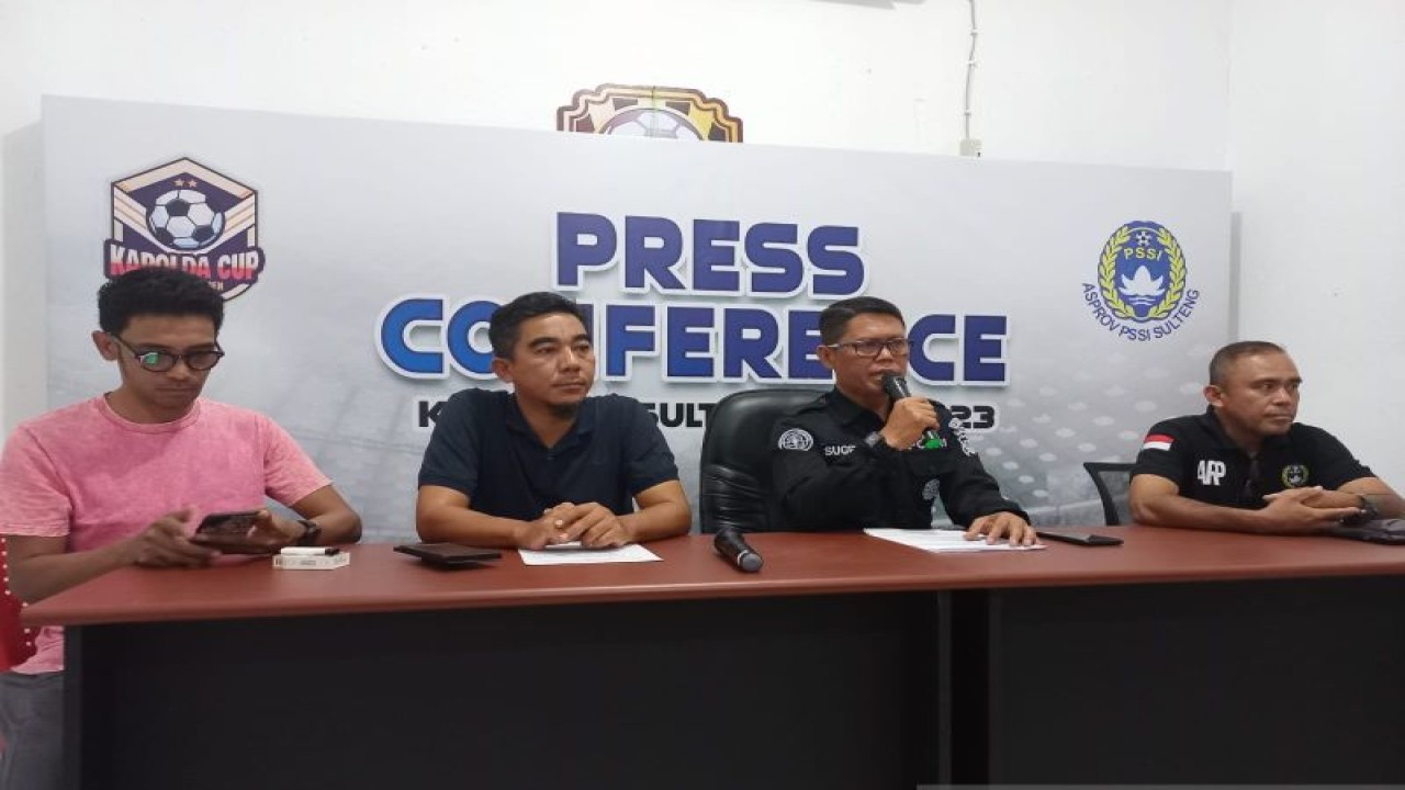 Humas Polda Sulteng dan panitia pelaksana open turnamen Kapolda Sulteng Cup 2023 memberikan keterangan pers kepada awak di Kota Palu terkait kegiatan pertandingan sepak bola, Jumat (27/10/2023).ANTARA/ Kristina Natalia
