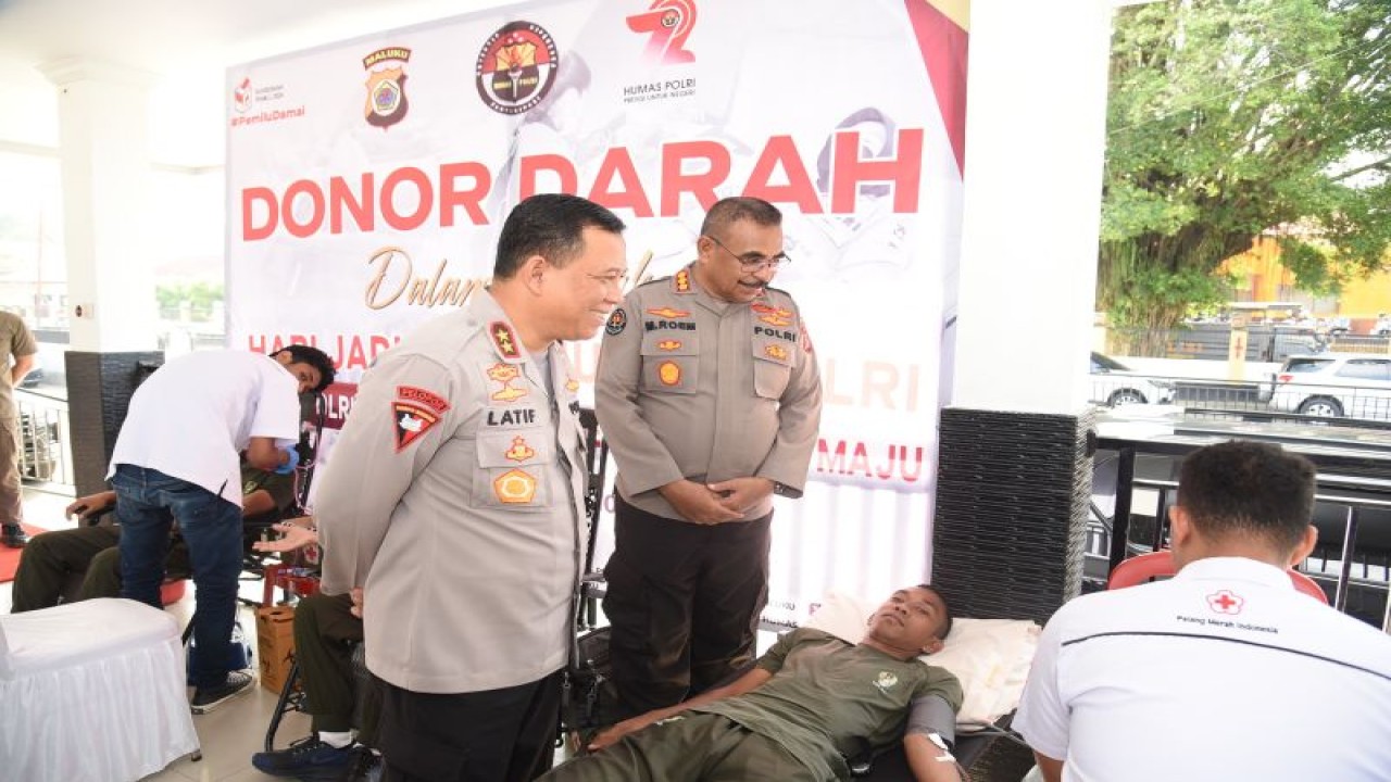 Kapolda Maluku bersama Kabid Humas Polda Maluku saat menyapa peserta yang mendonor darah, di Ambon, Rabu. (ANTARA/Winda Herman)