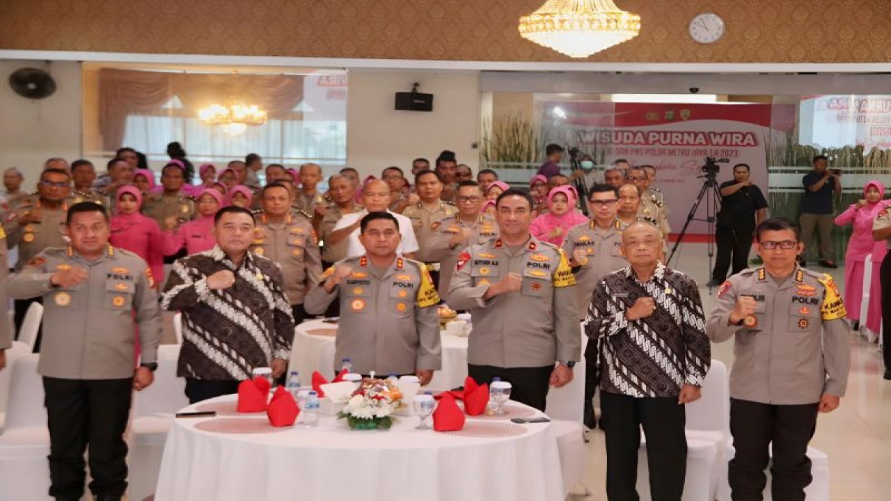 Kapolda Metro Jaya Irjen Pol Karyoto (ketiga dari kiri) bersama jajaran saat menghadiri pelepasan purnawirawan yang dilaksanakan di Balai Pertemuan Metro Jaya (BPMJ), Kamis (26/10/2023). ANTARA/HO-Humas Polda Metro Jaya