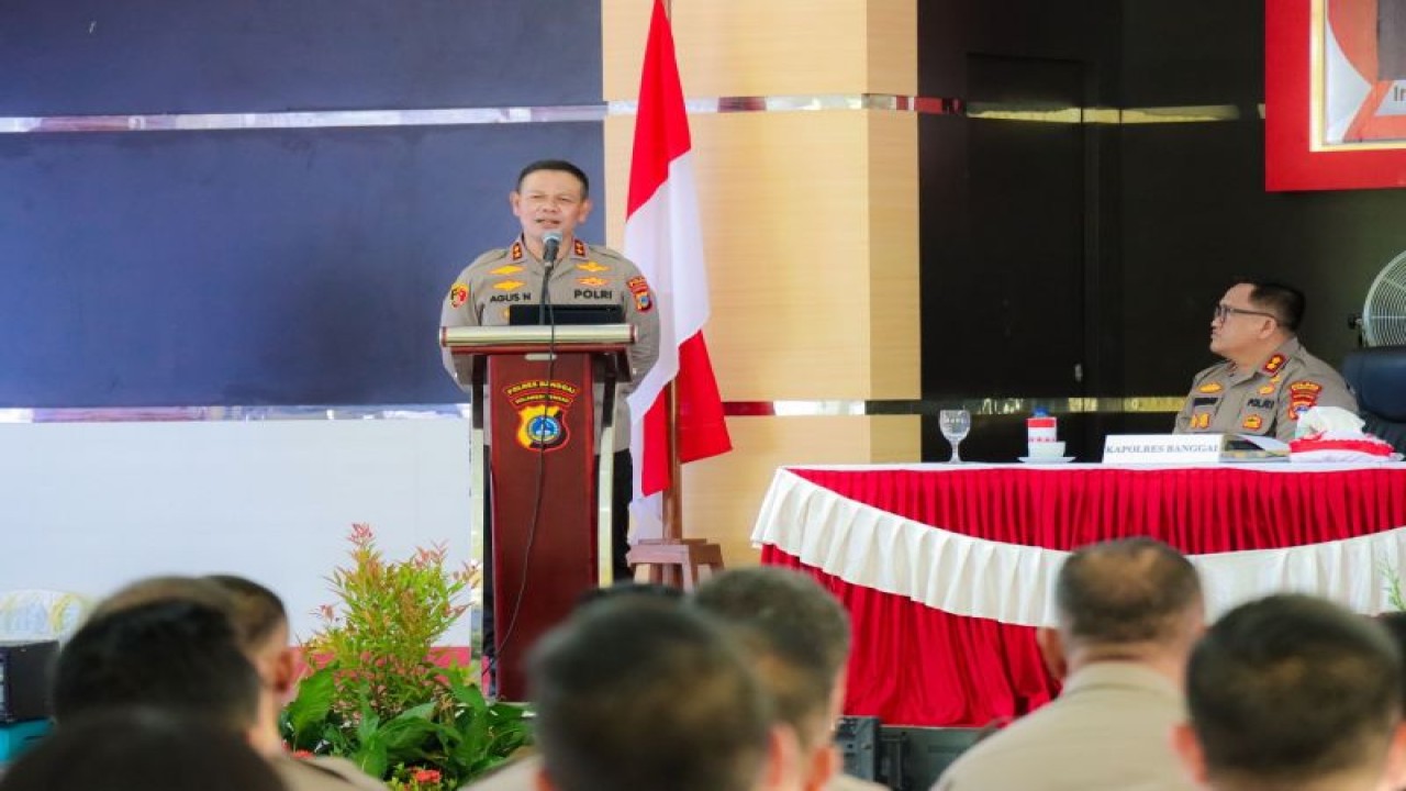 Kapolda Sulteng Irjen Pol. Agus Nugroho menyampaikan arahan saat melakukan kunjungan kerja di Mako Polres Banggai, Senin (16/10/2023). (ANTARA/HO-Humas Polda Sulteng)