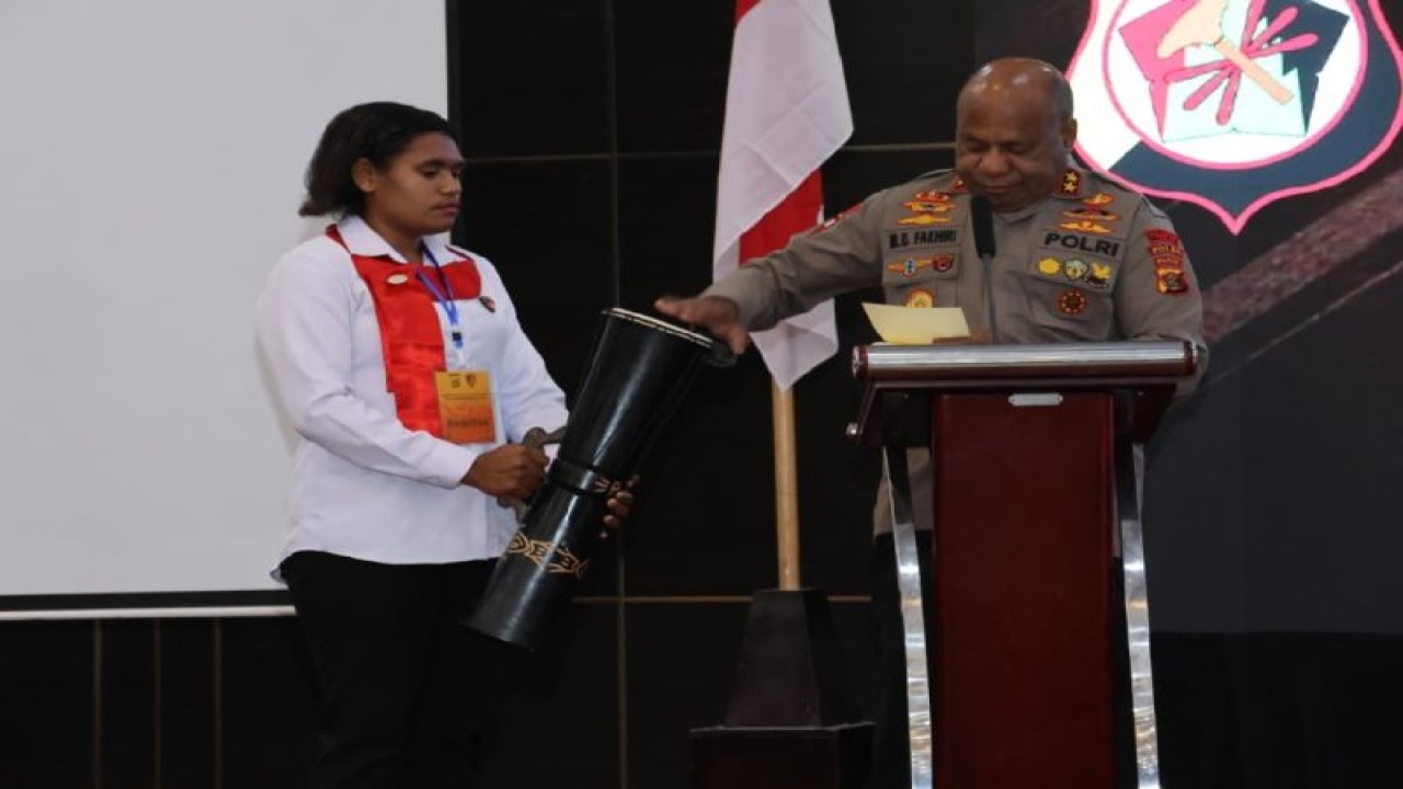 Dokumentasi-Kapolda Papua Irjen Pol Mathius Fakhiri saat buka rakernis fungsi reserse narkoba dan reserse kriminal di Jayapura, Senin.  (ANTARA/HO/Humas Polda Papua)