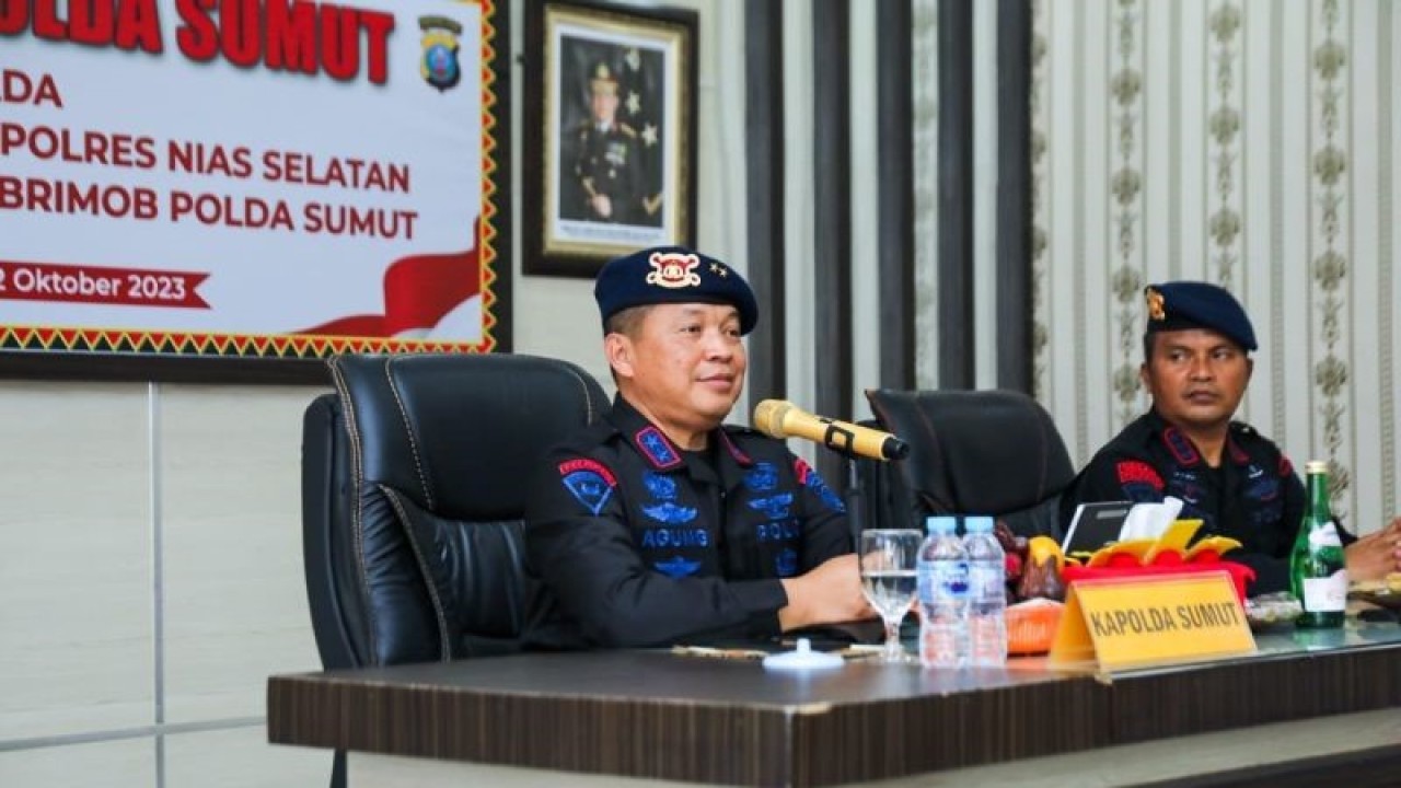 Kapolda Sumatera Utara Irjen Pol Agung Setya Imam Effend (kiri) saat memberikan pengarahan kepada seluruh personel Polres Nias dan Polres Nias Selatan, (ANTARA/HO- Humas Polda Sumut).