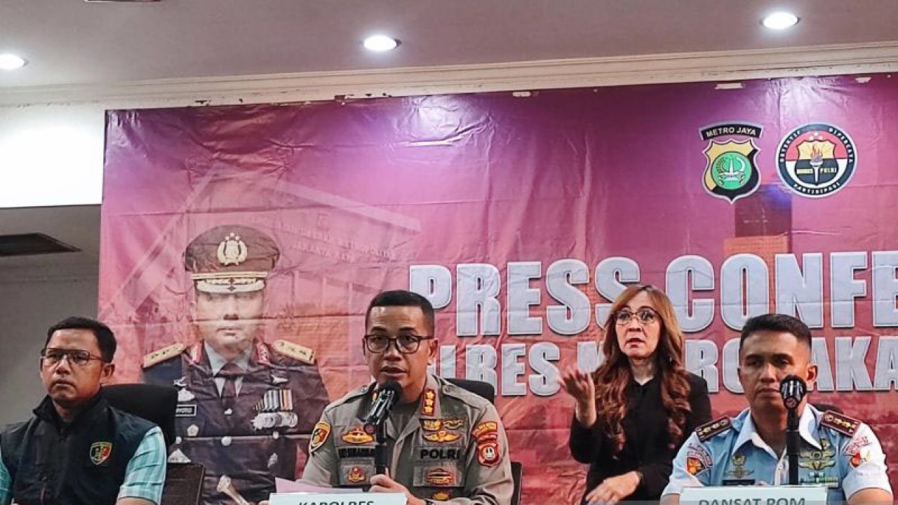 Kapolres Metro Jakarta Timur Kombes Pol Leonardus Simarmata (tengah) didampingi Komandan Satuan Polisi Militer (Satpom) Lanud Halim Perdanakusuma Letkol Pom Made Oka Darmayasa saat jumpa pers di Mapolres Metro Jaktim, Selasa (3/10/2023). ANTARA/Syaiful Hakim