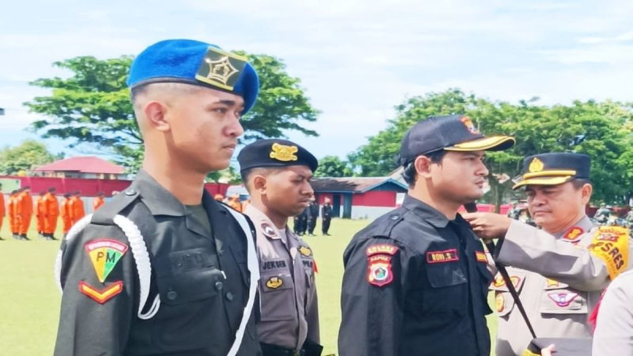 Kapolres Biak AKBP Damianus Dedt Susanto S.Ik,SH, MH memimpin apel gelar pasukan Operasi Mantap Brata 2023.ANTARA/Muhsidin