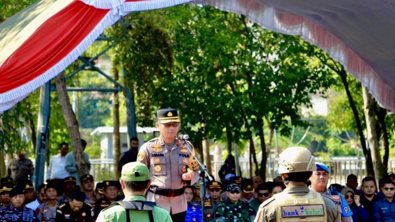 Kapolresta Banjarmasin Kombes Pol Sabana Atmojo saat memimpin Apel Gelar Pasukan Ops Mantab Brata Intan Polresta Banjarmasin 2023/2024, di Lapangan RHT Kamboja, Kota Banjarmasin, Kalimantan Selatan, Selasa (17/10/2023). ANTARA/Tumpal Andani Aritonang.