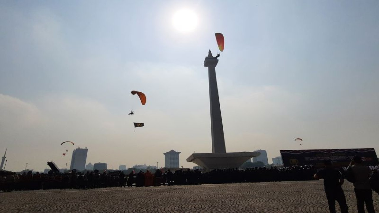 Atraksi personel Polri dan TNI menggunakan paramotor di Lapangan Monas dalam rangka Apel Gelar Pasukan Operasi Mantap Brata 2023-2024, Jakarta, Selasa (17/10/2023). ANTARA/Laily Rahmawaty.