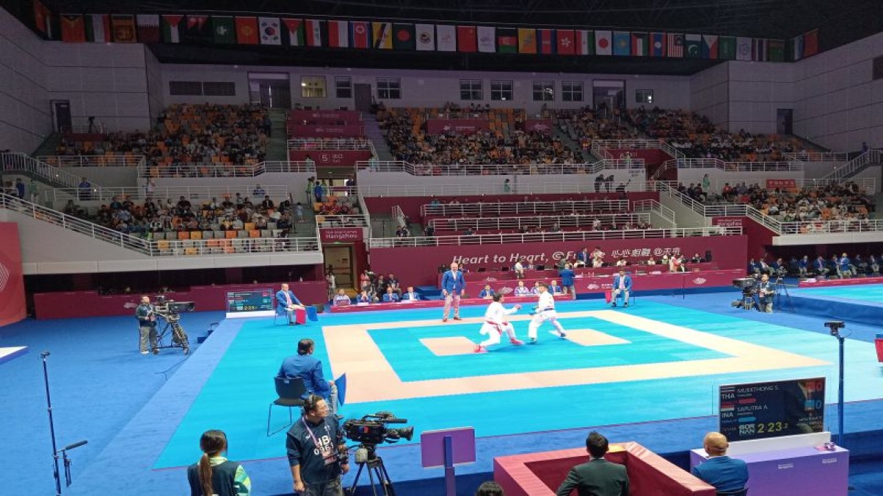 Karateka Indonesia Ari Saputra (kanan) memainkan pertandingan perebutan medali perunggu karate kumite 60 kilogram putra Asian Games 2022 yang berlangsung di Linping Sports Centre Gymnasium, Hangzhou, Jumat (6/10/2023). (ANTARA/RAUF ADIPATI)
