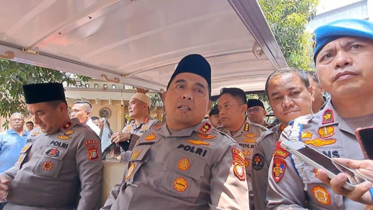 Kapolda Metro Jaya Irjen Pol Karyoto saat diwawancarai di Polda Metro Jaya, Jumat (13/10/2023). ANTARA/Ilham Kausar